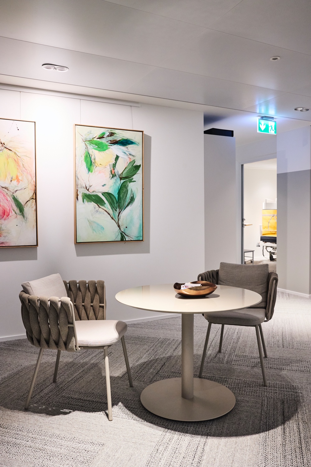 Sitzbereich mit Kunstwerken im Elysium Institut