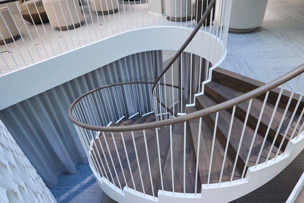 Geschwungene Treppe im Elysium Institut