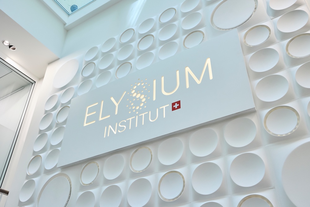 Elysium-Institut-Logo an der Wand